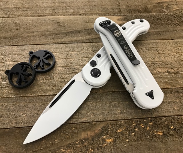 Нож Microtech LUDT 135-1ST автоматическим открытием клинка.