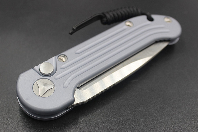 Нож Microtech LUDT 135-4GY c автоматическим открытием клинка.